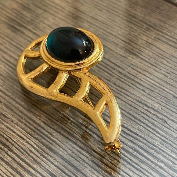 Vintage Abstract Paisley Swoop Gold-tone Pin with Emerald Green Cabochon Gem - Picture 7 of 16